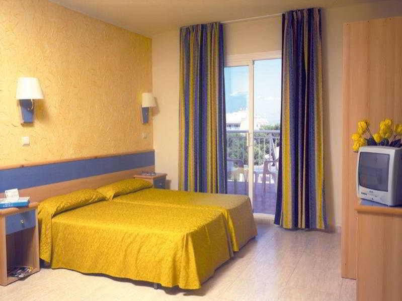 Sahara Nubia Gobi Hotel Ses Cadenes Екстериор снимка A room at a hotel in Malta